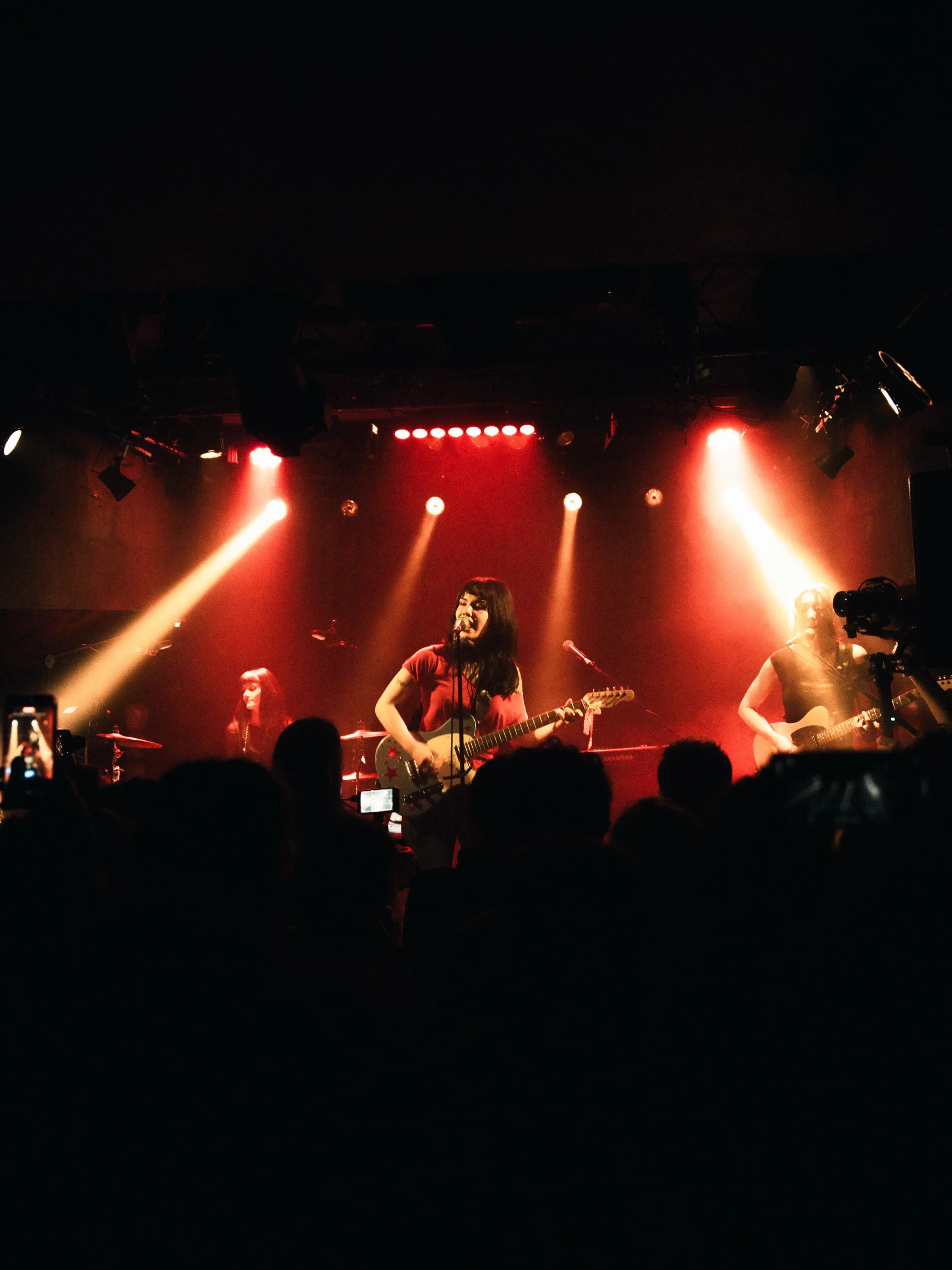 Cassily et son groupe sur scène