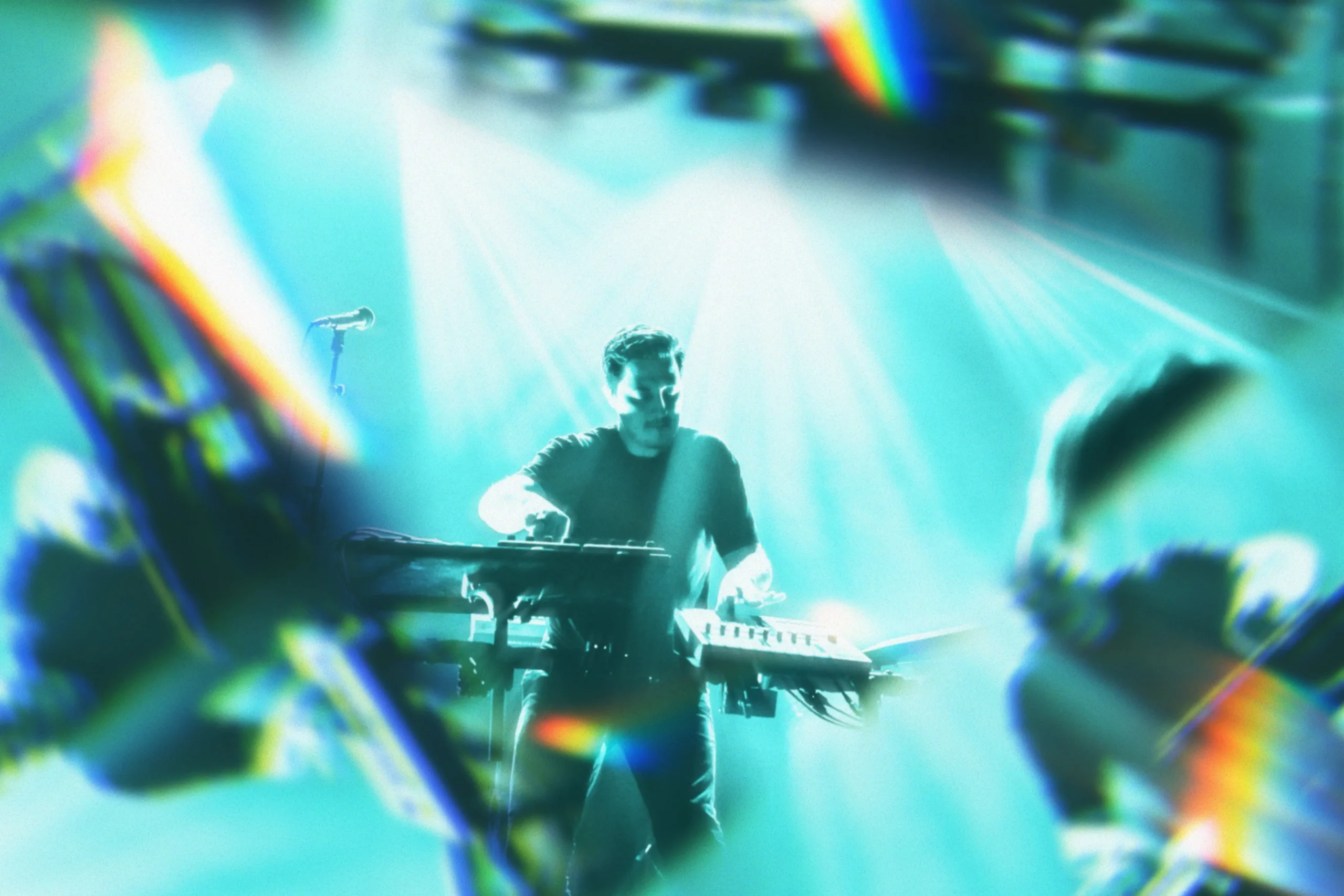 MADSUN en live avec un effet de prisme