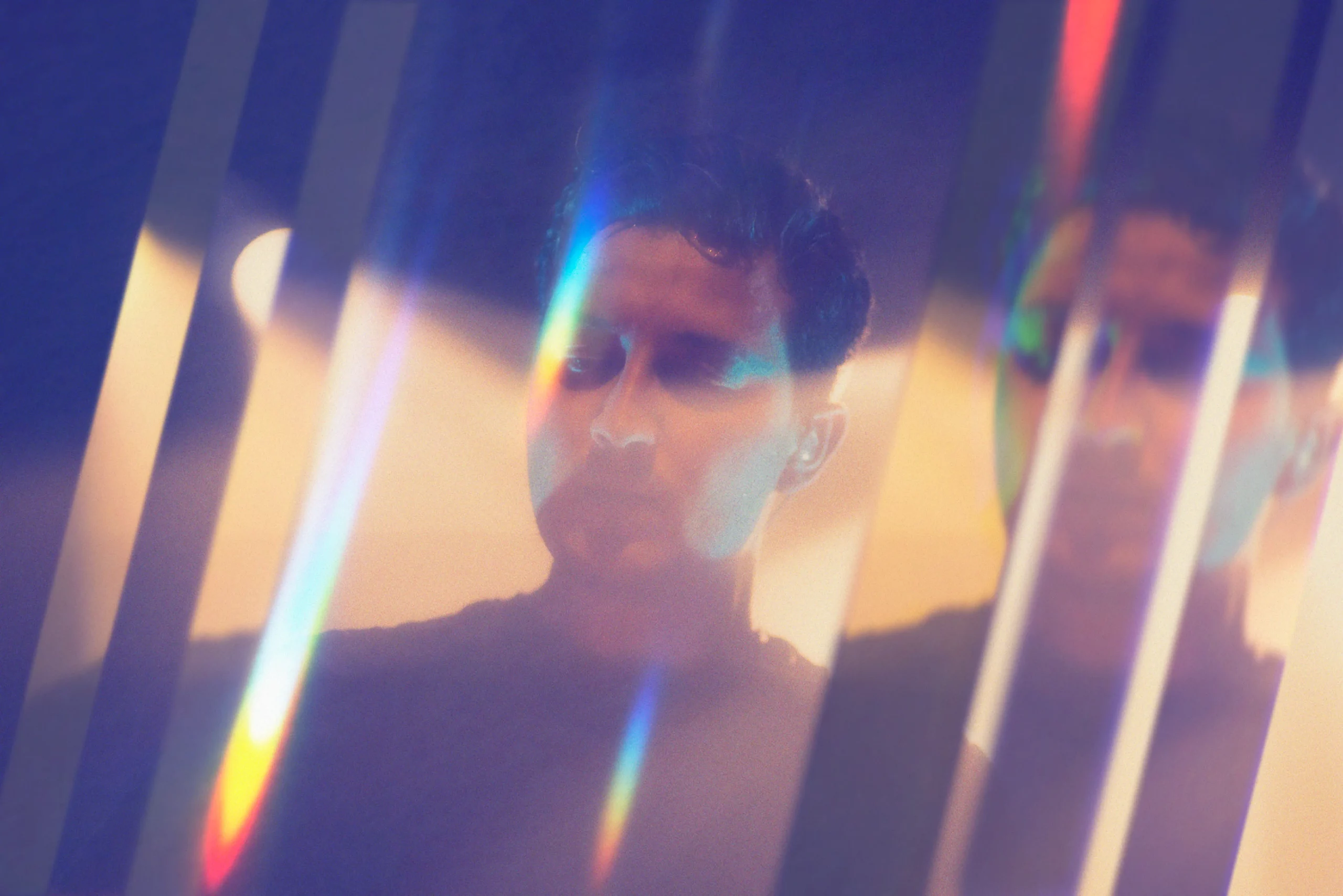 Portrait de MADSUN avec effet de prisme